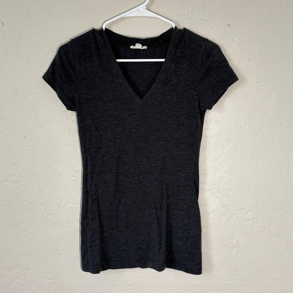 Zenana outfitters Black V-Neck T-Shirt size small